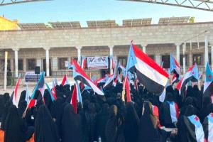 حرائر مديرية قشن ينظمن فعالية اعتصامية للمطالبة بإعلان دولة الجنوب العربي