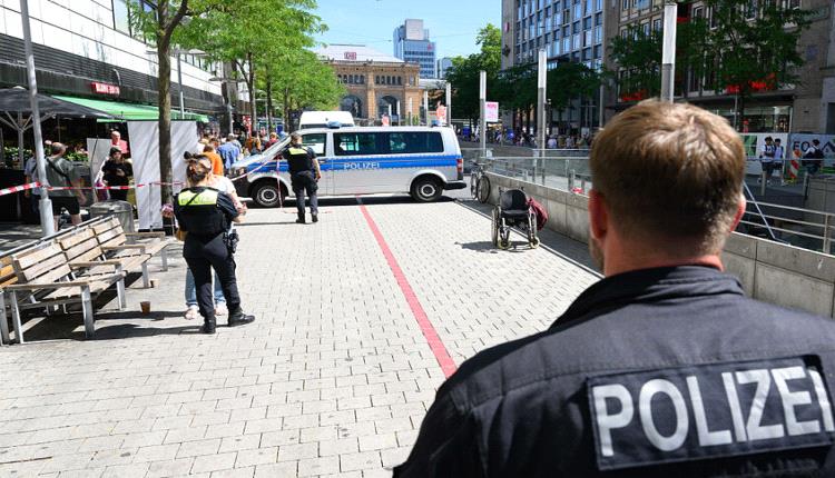 مقتل شخص وإصابة اثنين آخرين في حادث طعن في شركة إلكترونيات
