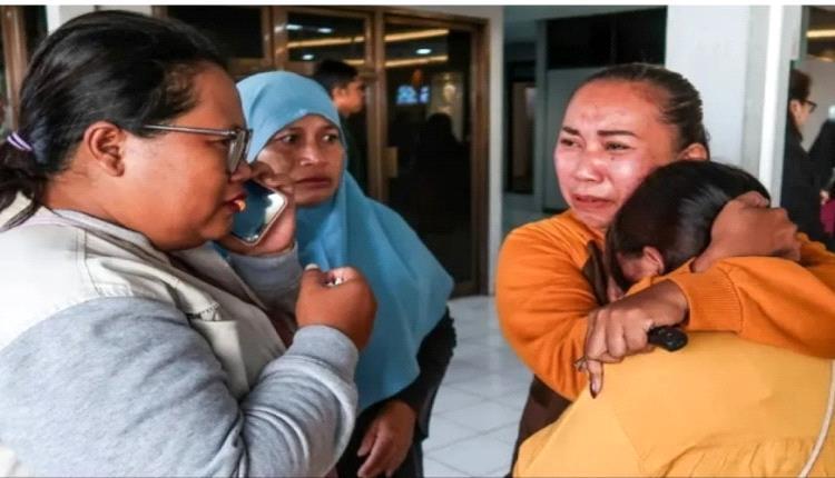 قتلى وجرحى ومفقودون في حادث غرق عبّارة بإندونيسيا
    