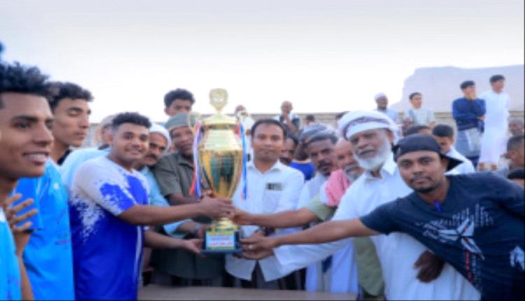 فريق الوحدة بالرحمن يتوج ببطولة دوري صقور الوادي الرابعة لكرة القدم