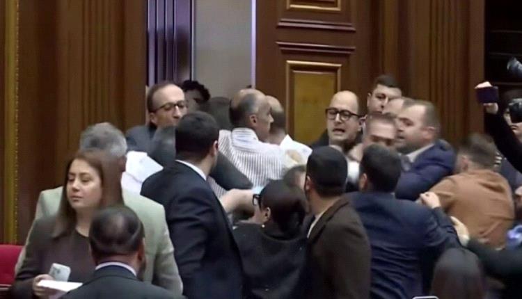 عراك نيابي عنيف خلال جلسة برلمانية