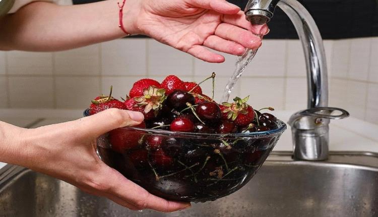 قواعد مهمة لغسل الفواكه والخضروات