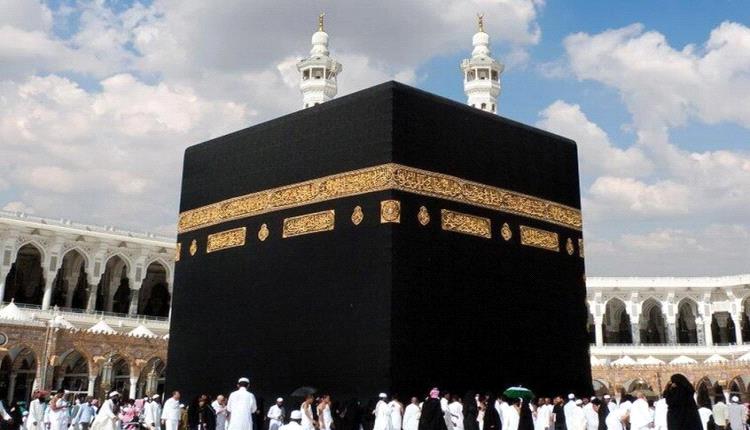 بماء زمزم المخلوط بماء الورد.. نائب أمير مكة يغسل الكعبة من الداخل