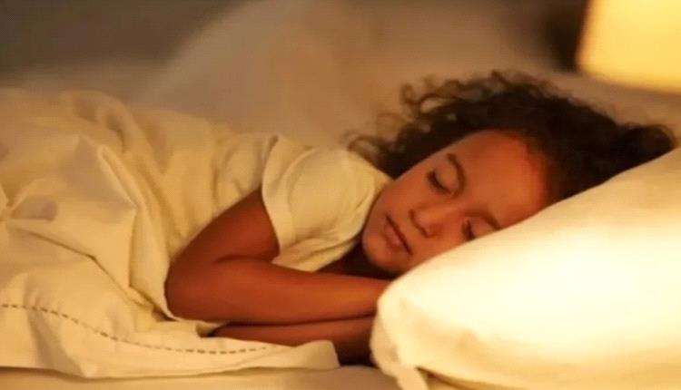 حيلة ذكية تسهّل استغراق الطفل في النوم
