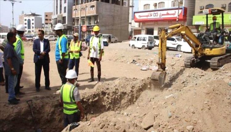 وكيل محافظة عدن يتفقد سير العمل في مشروع إعادة تأهيل شارع الخمسين
