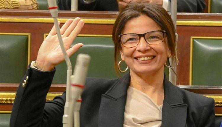ماكرون يمنح سيدة مصرية أرفع الأوسمة الفرنسية