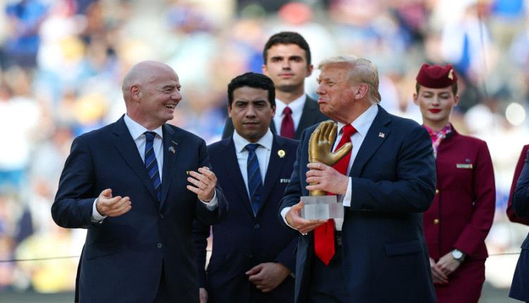 ترامب يكسر البروتوكول على منصة تتويج تشيلسي بلقب كأس العالم للأندية