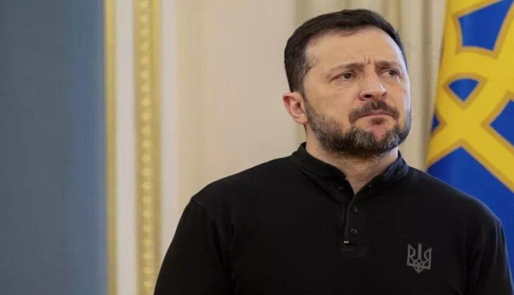 إعلام: زيلينسكي يطيل أمد النزاع في أوكرانيا للاحتفاظ بمنصبه
