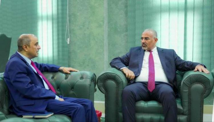 الرئيس الزُبيدي في مواجهة حرب الخدمات.. معيشة المواطن في صدارة الأولويات