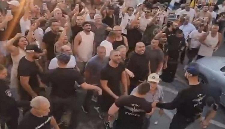 يهود متطرفون يهاجمون النائب أيمن عودة ويحاولون الاعتداء على النائب عوفر كسيف في "نس تسيونا"