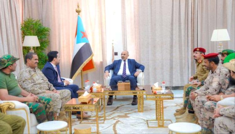 الرئيس٨ الزُبيدي يثمن إنجازات دفاع شبوة في مكافحة الإرهاب
