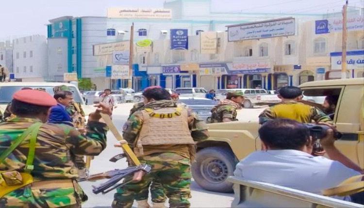 المحافظ بن الوزير يوقف مخالفًا مروريًا ويوجّه بتعزيز الانضباط في شوارع عتق
