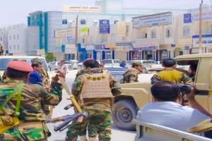المحافظ بن الوزير يوقف مخالفًا مروريًا ويوجّه بتعزيز الانضباط في شوارع عتق
