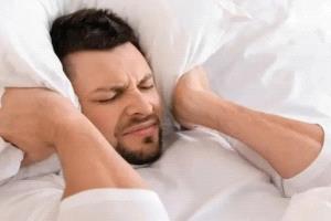 ما علاقة طنين الأذن بطريقة النوم واضطراباته؟