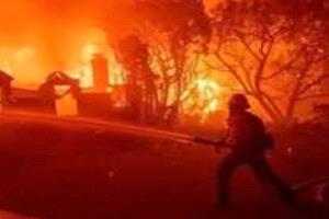 الطقس الحار يشعل النيران.. أكبر حريق في كاليفورنيا يتسع بسرعة هائلة

