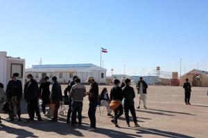 إيران رحلت مئات آلاف الأفغان وسط مخاوف بوجود جواسيس بينهم