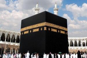بماء زمزم المخلوط بماء الورد.. نائب أمير مكة يغسل الكعبة من الداخل