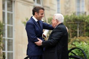 الكشف عن فحوى رسالة ماكرون إلى عباس حول "الاعتراف الكامل بدولة فلسطين"