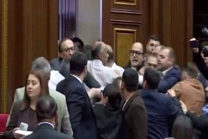 عراك نيابي عنيف خلال جلسة برلمانية