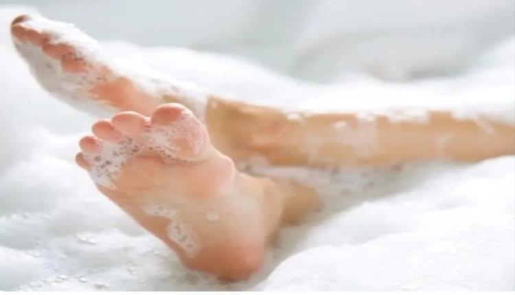 كيف يؤثر الاستحمام بماء بارد أو دافئ على الحالة النفسية؟
