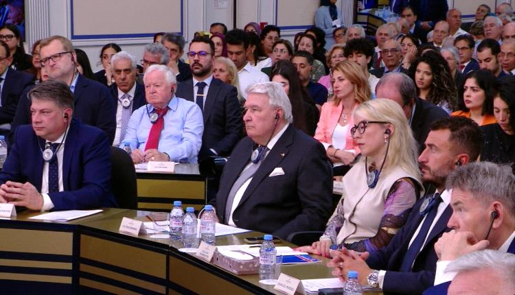 رئيس وزراء آيسلندا السابق يطالب بتصنيف حرس النظام الإيراني كمنظمة إرهابية
