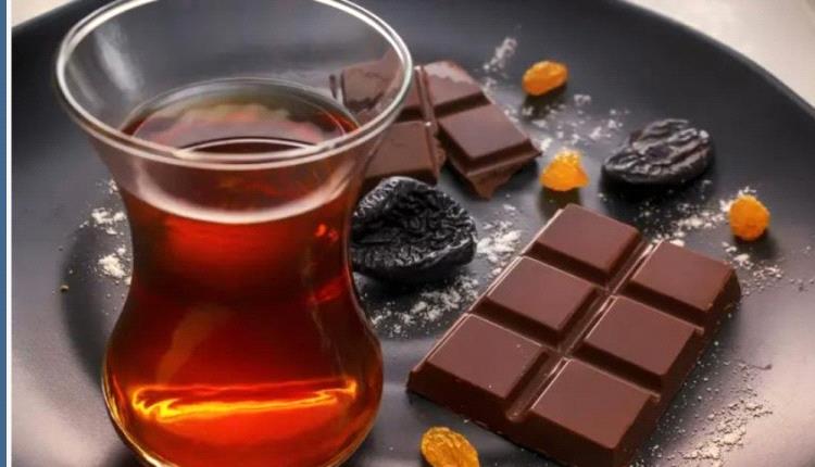 تناول الشوكولاتة مع الشاي مفيد للقلب .. ويخفض ضغط الدم