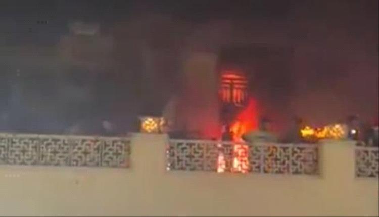 اندلاع حريق في السوق القديم بمدينة بندر عباس جنوب إيران