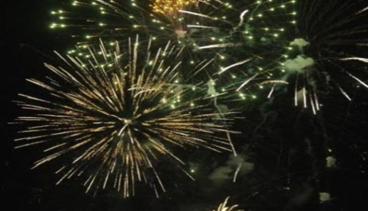 سماء الزرقاء تتزين بطائرات الدرون والألعاب نارية