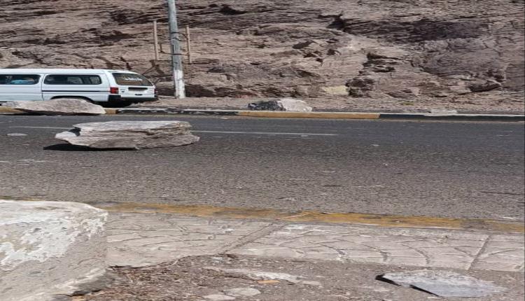 انهيار صخري مفاجئ في عدن.. جبل شمسان يقطع “خط العقبة” ويشل الحركة