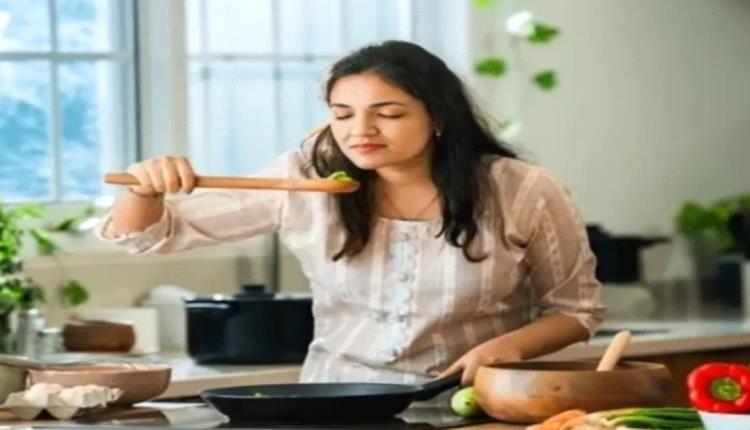 عادة شائعة في المطبخ تفسد بشرتك دون أن تدري
