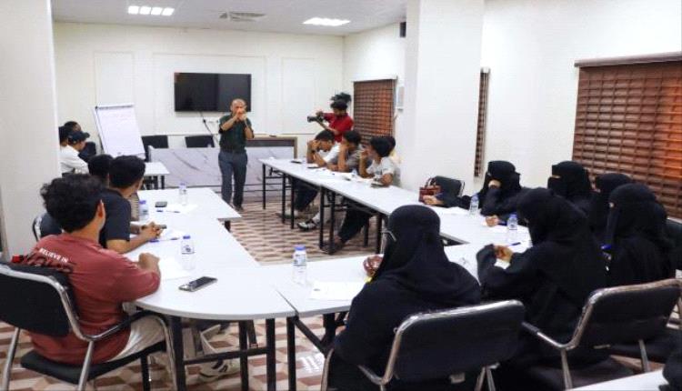 منسقية كلية الآداب جامعة حضرموت تنظم برنامجاً بعنوان “فنون الصحافة الإلكترونية”

