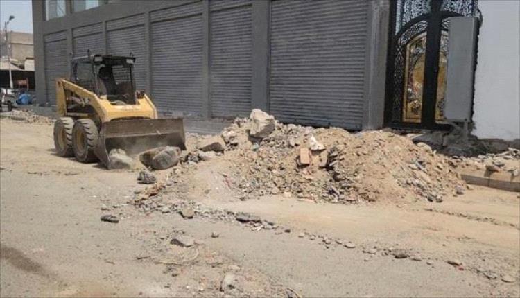 استمرار حملة تنظيم الشوارع ورفع المخالفات في المنطقة الصناعية بالعاصمة عدن
