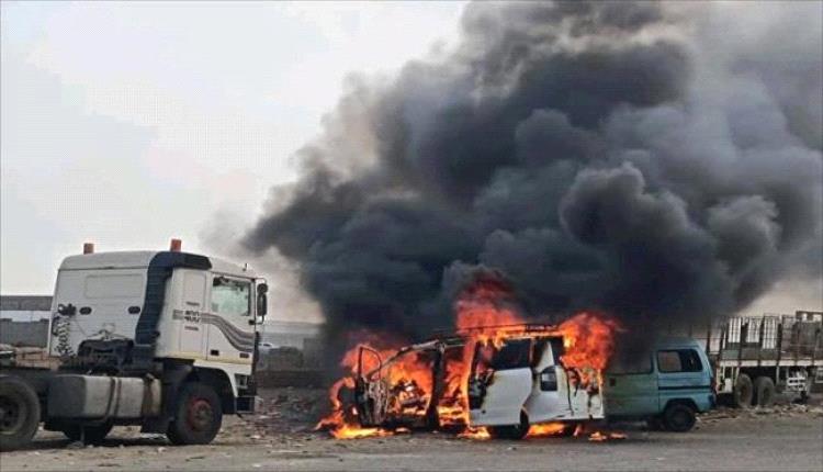 احتراق باصين قرب محطة وقود بالعاصمة عدن
