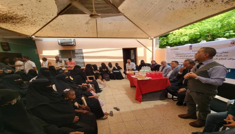 بحضور الوكيل الشبحي وأمين عام محلي أبين الحامد دشنّ مشروع القسائم الصحية لخدمات الصحة الانجابية وزيارة عدد من المرافق الصحية بأبين.