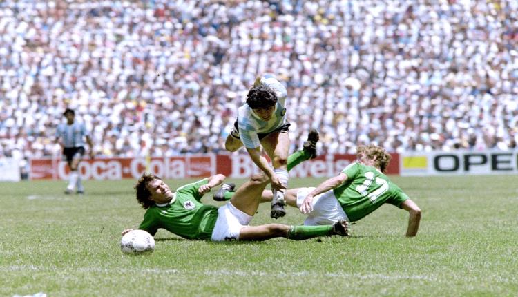  29- يونيو - 1986م 39 عام على هذه الصورة. الاسطورية  مرور  دييغو . من بين ماتيوس و ياكوبس