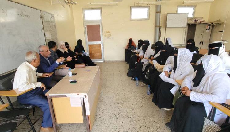 الوكيل الشبحي يتفقد سير العملية الدراسية للقابلات بمعهد الدكتور امين ناشر للعلوم الصحية ويبشرهم بدخول منظمة داعمة  عبر قطاع السكان للعملية التعليمية.