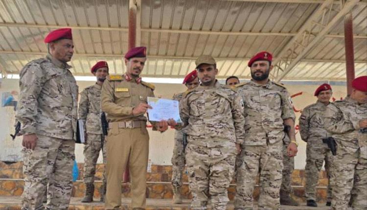 العميد اليافعي يكرم خريجي الكلية الحربية المنتسبين للواء الأول دعم وإسناد
