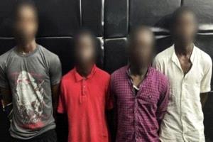 فيديو لـ 4 أجانب يبيعون مخدرات بشوارع القاهرة.. والأمن يتحرك