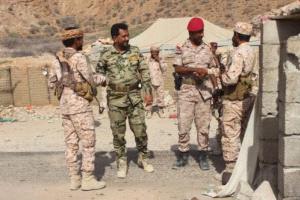 قائد اللواء الرابع مشاة ينفذ زيارة عيدية للمواقع العسكرية والنقاط الأمنية في شبوة

