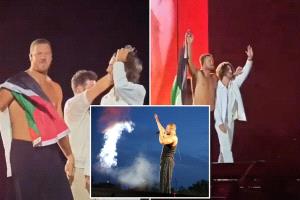 نجم أمريكي يثير الجدل بعد تقبيله علم فلسطين