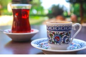 10 فوائد لاستبدال القهوة بالشاي الأخضر