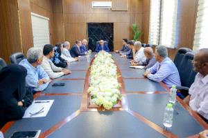 رئيس الوزراء يزور وزارة الخدمة المدنية ويوجه بسرعة إطلاق العلاوات والتسويات للجامعات ووزارتي التربية والتعليم والصحة
