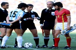 خاض منتخب الأرجنتين مباراة افتتاح مونديال إسبانيا عام 1982 أمام منتخب بلجيكا في وضع نفسي سيء للغاية.