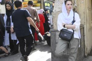 عشرات الإيرانيين يتجمعون في ساحة "انقلاب" بطهران  للتنديد بالهجمات الإسرائيلية