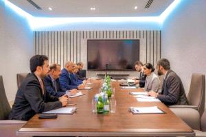 الرئيس الزُبيدي وسفيرة بريطانيا يبحثان خطة استراتيجية لمعالجة أزمات الكهرباء