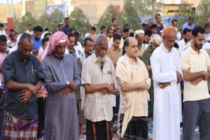 مدير عام دارسعد يؤدي صلاة عيد الأضحى المبارك مع جمع غفير من المواطنين وسط المدينة