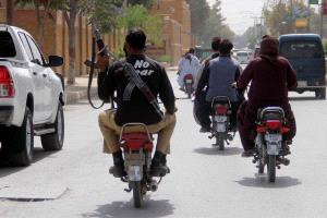 مقتل 13 جنديا في هجوم انتحاري شمال غرب باكستان