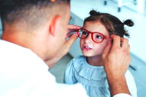 جيل الأجهزة الذكية.. نظارات طبية تلازم وجوه الأطفال