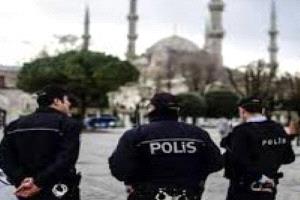 ابن الـ14 يقتل والده ويجرح والدته .. 