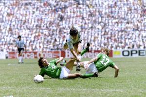  29- يونيو - 1986م 39 عام على هذه الصورة. الاسطورية  مرور  دييغو . من بين ماتيوس و ياكوبس
